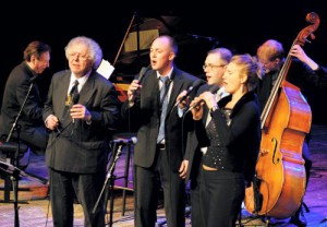 Mårten backing up Claes Janson together with Klas Toresson and Mimi Hammar in 2009.